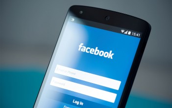 facebook-login-smartphone